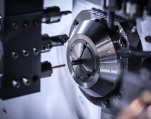 تفاوت بین تراشکاری و فرزکاری CNC چیست؟