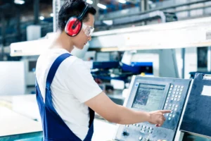اپراتور دستگاه CNC چه کاری انجام می‌دهد؟
اپراتورهای CNC