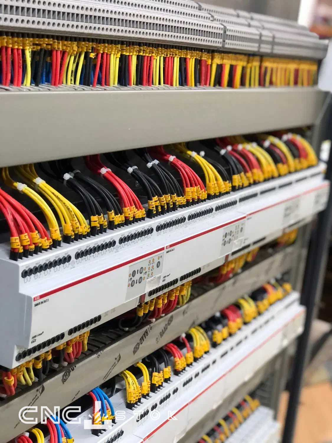 الکترو تیوان: پیشرو در طراحی و ساخت تابلوهای برق صنعتی با ۱۰ سال گارانتی