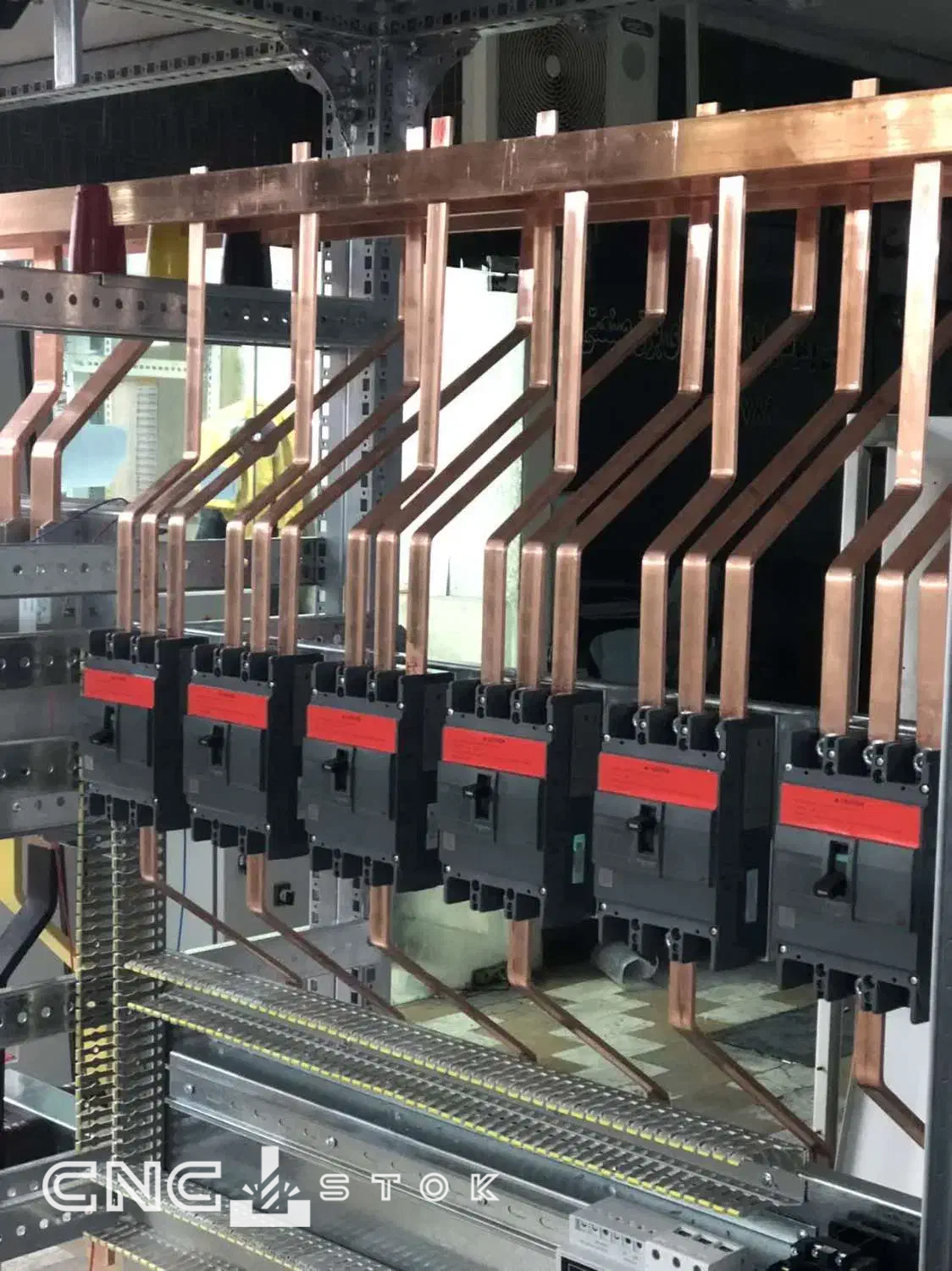 الکترو تیوان: پیشرو در طراحی و ساخت تابلوهای برق صنعتی با ۱۰ سال گارانتی