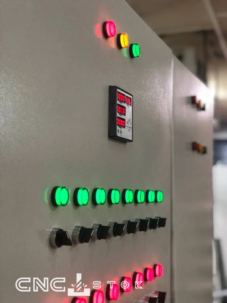 الکترو تیوان: پیشرو در طراحی و ساخت تابلوهای برق صنعتی با ۱۰ سال گارانتی